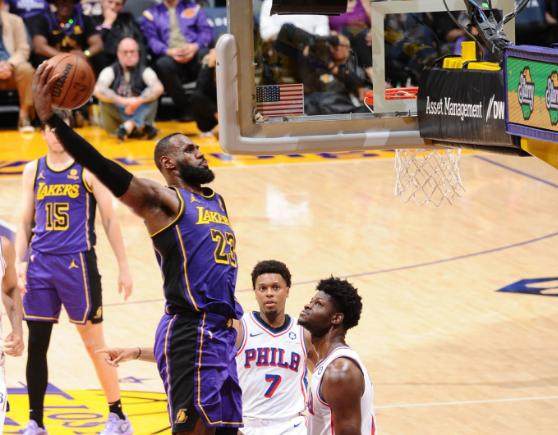 pg游戏官网登录入口-末节171球联盟第一！詹皇末节11分+关键三分制胜